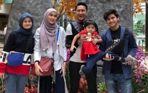 Liburan Keluarga Arie Untung Ternyata Diwarnai Kisah Sedih, Penyebabnya Bikin Mewek