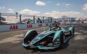 Masih Belum Pasti, Sejumlah Karangan Bunga Dukung Interpelasi Formula E Hiasi Halaman Gedung DPR DKI