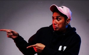 7 Potret Manly Vicky Nitinegoro Yang Sudah 12 Tahun Menduda
