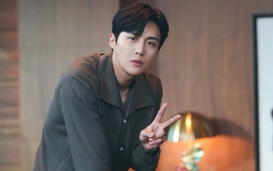 7 Pesona Kim Seon Ho Yang Senyumnya Bikin Berdebar Di 'Hometown Cha-Cha-Cha'