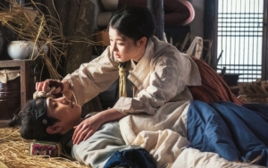 Ahn Hyo Seop Ngaku Nyaman Saat Dipeluk Kim Yoo Jung di Lokasi Syuting 'Red Sky'