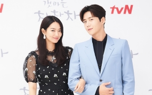 Kim Seon Ho Diam-Diam Buat Jari Hati untuk Shin Min A di Lokasi Syuting 'Hometown Cha-Cha-Cha'