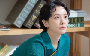 Park Gyu Young Telantar di Jalan Bersama Barang Bawaan dalam Still Cut 'Dali and Cocky Prince'