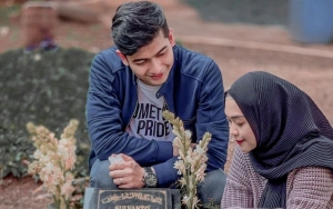 Ria Ricis Ajak Teuku Ryan Sang Calon Suami Ziarah Ke Makam Ayahnya