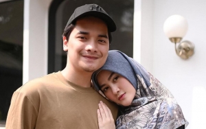 Alvin Faiz Masak Hingga Tidur di Pangkuan Istri Cantik, Reaksi Ibunda Super Uwu
