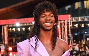 MTV VMA 2021: Lil Nas X Tampil Menohok, Gaun Ungu Super Panjang Tuai Beragam Reaksi