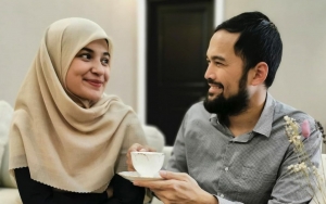 Ingin Contoh Perilaku Nabi, Teuku Wisnu Malah Bikin Ngakak Pakai Helm Saat Bantu Istri Masak