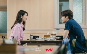 Momen Kim Seon Ho dan Shin Min A Tidur Bareng di 'Hometown Cha-Cha-Cha' Jadi Perbincangan