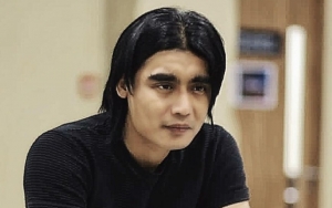 7 Potret Charly Van Houten Tampil Nyentrik Hingga Tolak Masuk Nominasi Ambyar Award