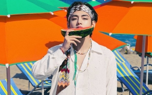 Kelakuan Random V BTS Berandai-Andai Menyelam di Pantai Sukses Bikin Ngakak