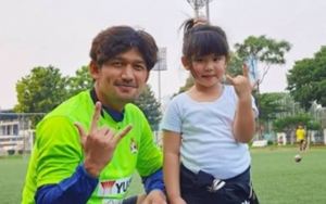 Gemasnya Putri Sambung Ibnu Jamil Tenangkan Sang Ayah Usai MU Kalah