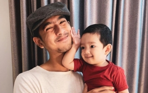 Baru 2 Tahun, Gaya Candid Anak Arya Saloka Saat Minta Difoto Bikin Gemas Maksimal