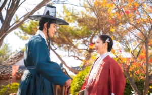 Kim Yoo Jung Minta Dipeluk Ahn Hyo Seop Saat Syuting Adegan Romantis di 'Red Sky'