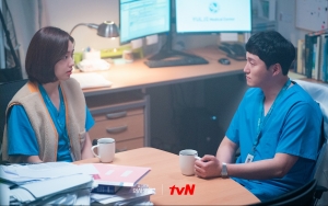 Kim Dae Myung dan Ahn Eun Jin Akhirnya Ciuman Manis di 'Hospital Playlist 2', Penonton Histeris