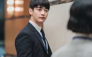 Minho SHINee Bikin Heboh Tak Pakai Baju Saat Adegan Ranjang Bareng 2 Cewek di 'Yumi's Cells'