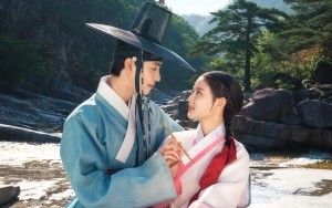 Kim Yoo Jung Siapkan Kejutan Romantis Untuk Ahn Hyo Seop di Lokasi 'Red Sky'