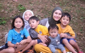 Zaskia Adya Mecca 'Tega' Tugasi Anak-anaknya Sikat Lantai, Kenang Masa Kecil Penuh Perjuangan