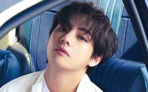 Kancing Kemeja Dibuka Dua, Gaya Seksi V BTS di Bandara Bikin Speechless
