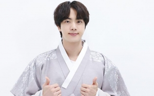 Pakai Kaos Oblong, Visual dan Proporsi Tubuh Jin BTS di Bandara Disebut Tak Nyata