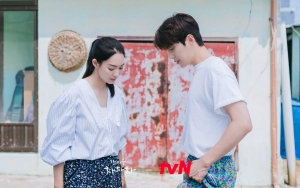 Momen Kim Seon Ho Nangis Minta Shin Min A Tak Pergi di 'Hometown Cha-Cha-Cha' Jadi Sorotan