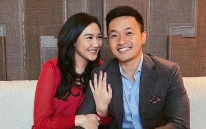 Putri Tanjung Semringah Pamer Cincin Di Jari Manis, Dilamar Pacar?