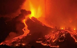Ribuan Warga Dievakuasi Usai Gunung Berapi di Kepulauan Samudra Atlantik Erupsi