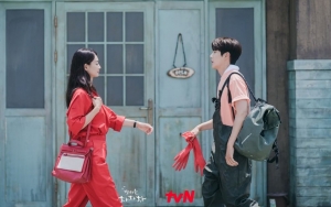 Shin Min A dan Kim Seon Ho Pelukan Romantis di 'Hometown Cha-Cha-Cha', Begini Proses Syutingnya