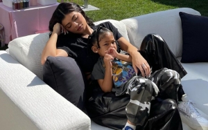 Kylie Jenner dan Travis Scott Ajak Stormi Liburan, Kondisi Baby Bump Bayi Kedua Terkuak