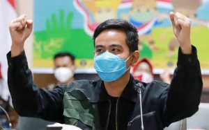 Gibran Terima Gelar Bangsawan dari Keraton Kasunanan Solo, Salah Kostum Pakai Seragam Satpol PP