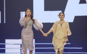 Sikap Ayu Ting Ting Saat Bantu Nella Kharisma di Panggung Tuai Perdebatan