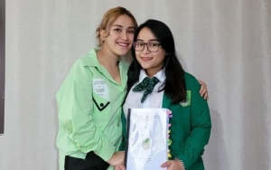 Ayu Ting Ting Bangga Adik Lulus Sarjana, Penampilan Syifa dengan Rok Belah Tinggi Bikin Salfok
