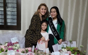 Adik Lulus Kuliah, Ayu Ting Ting Beri Hadiah Mobil