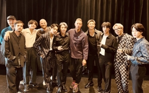 BTS Ketemuan dengan Coldplay di New York, Berikan Hadiah Hanbok Moderen