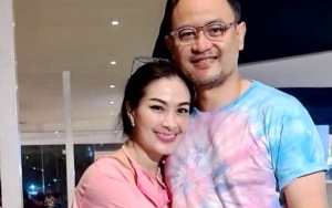 Posting Foto 'Kelewat' Seksi Bareng Suami, Iis Dahlia Auto Digeruduk Rekan Artis