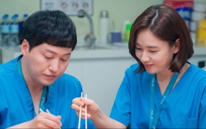 Kim Dae Myung dan Ahn Eun Jin Bahas Adegan Favorit di 'Hospital Playlist 2', Baju Serasi Disorot