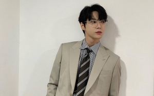 Hoodie Abu-Abu Doyoung NCT Dicari Fans, Tak Disangka Harganya Murah Meriah