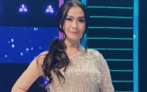 Iis Dahlia Asyik Mandi Bunga, Netizen Nyinyiri Umur