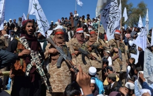 Kejam! Taliban Gantung Jenazah di Alun-Alun dengan Crane, Diklaim Pelaku Penculikan