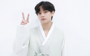 V BTS Tampil No Makeup Saat Rekaman Bareng Coldplay, Sempurna Tak Bercela