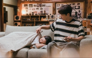 Begini Cara Kim Seon Ho Buat Shin Min A Cepat Tidur di 'Hometown Cha-Cha-Cha', Romantis Banget?