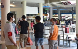 AS Naikkan Level Bahaya COVID-19 di Singapura dan Hong Kong