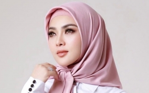 Outfit Syahrini Saat Liburan Disorot, Disindir Pakai Baju dari Seprai