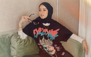 Pakai Celana Sobek-sobek, Gaya Swag Olla Ramlan Mirip Lisa BLACKPINK?