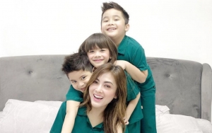 Ajak Anak-anak, Tangis Dhena Devanka Pecah Saat Ziarah ke Makam Sang Ayah Minta Dikuatkan