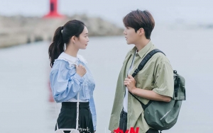 Shin Min A dan Kim Seon Ho Rebutan Jawab Pertanyaan Soal Drama, Sampai Kesakitan!
