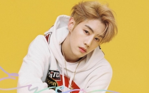 Keren Abis, Mark GOT7 Tampil Berani Pakai High Heels di Paris Fashion Week