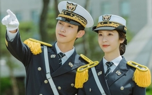 Punya Chemistry Kuat, Krystal Akui Nyaman Syuting Bareng Jinyoung B1A4 di 'Police University'
