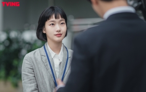Keceplosan Bahas Mantan Pacar, Kim Go Eun 'Tegur' Sutradara 'Yumi's Cells'