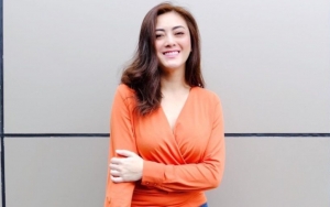 Move On dari Jonathan Frizzy, Dhena Devanka Pamer Sosok 'Pacar' Tampan di Postingan Terbaru