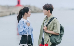 Shin Min A dan Kim Seon Ho Saling Cium Lesung Pipi di 'Hometown Cha-Cha-Cha', Fans Berbunga-bunga